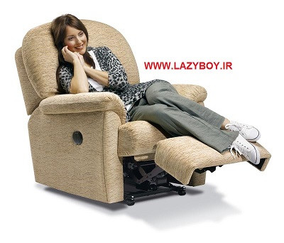 خانم نشسته بر روی مبل ریلکسی لیزی بوی